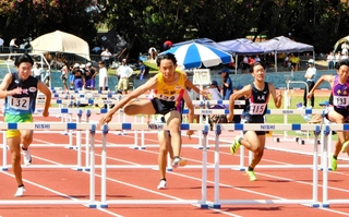 共通男子１１０メートル障害決勝で優勝した浜脇の阪口聡祐さん（中央）＝尼崎市西長洲町１