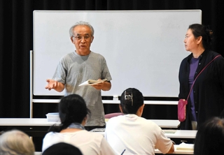 外国人との共生の大切さを話す宗景正さん＝尼崎市内