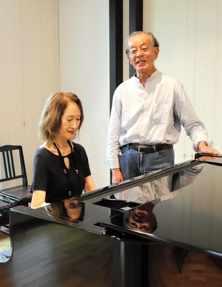 コンサートに向け音を合わせる阿部英一郎さん（右）と片山晴美さん＝西宮市北昭和町