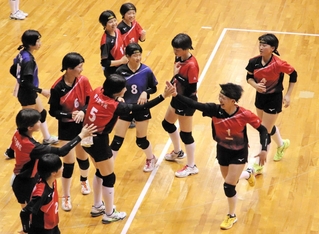 優勝を決め笑顔をみせる甲子園学院の選手たち＝ベイコム総合体育館