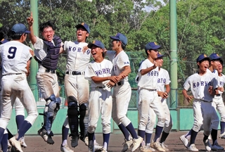 優勝が決まり喜びを爆発させる甲陵の選手ら＝鳴尾浜臨海公園野球場