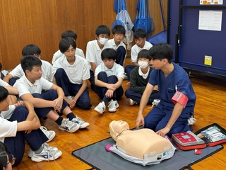 心肺蘇生法を教わる生徒ら＝深津中学校