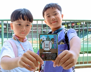 甲子園歴史館で配布されているオリジナル妖怪「野球小僧」のカード＝西宮市甲子園町
