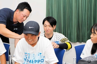 Ｔシャツにサインしてもらう児童＝西宮市甲子園町、甲子園球場