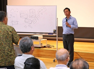 市民の意見に耳を傾ける森臨太郎宝塚市長＝宝塚市末広町