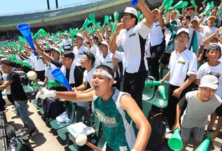 ９回裏、逆転勝利を信じて報徳ナインを鼓舞する応援団＝神戸市須磨区、ほっともっとフィールド神戸（撮影・吉田敦史）