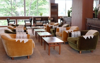 建築家の村野藤吾が設計した家具が並ぶ２階ロビー＝宝塚市蔵人