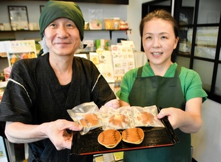 少年野球３チームにプレゼントするどら焼きを手にするオーナーの中川智恵さん（右）と店長の大山忠さん＝西宮市小曽根町４