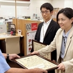 署長感謝状を受け取る藤井桃子さん（右）と有田祐規さん（奥）＝尼崎市塚口町１