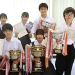 全国大会に出場する（手前左から反時計回りに）小林侑樹さん、加藤乃愛さん、荒木瀬七さん、高瀬一冴さん、石渡明希さん、井上栞那さん＝県立西宮高校