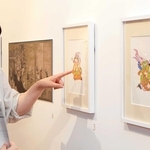 色鮮やかな衣装を着たキャラクターの作品が並ぶ会場＝尼崎市開明町２、尼子騒兵衛漫画ギャラリー