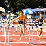 共通男子１１０メートル障害決勝で優勝した浜脇の阪口聡祐さん（中央）＝尼崎市西長洲町１