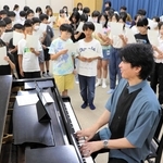 作曲した足立知謙さんの指導を受けながら歌う児童たち＝尼崎市杭瀬北新町２