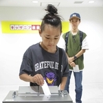 模擬投票を体験する子ども＝西宮市甲子園八番町