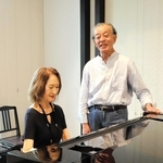 コンサートに向け音を合わせる阿部英一郎さん（右）と片山晴美さん＝西宮市北昭和町