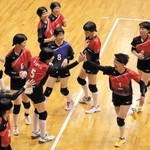 優勝を決め笑顔をみせる甲子園学院の選手たち＝ベイコム総合体育館