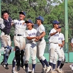 優勝が決まり喜びを爆発させる甲陵の選手ら＝鳴尾浜臨海公園野球場