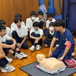 心肺蘇生法を教わる生徒ら＝深津中学校