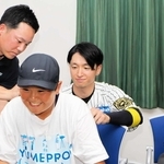 Ｔシャツにサインしてもらう児童＝西宮市甲子園町、甲子園球場