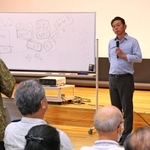 市民の意見に耳を傾ける森臨太郎宝塚市長＝宝塚市末広町