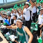 ９回裏、逆転勝利を信じて報徳ナインを鼓舞する応援団＝神戸市須磨区、ほっともっとフィールド神戸（撮影・吉田敦史）