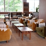 建築家の村野藤吾が設計した家具が並ぶ２階ロビー＝宝塚市蔵人