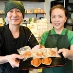 少年野球３チームにプレゼントするどら焼きを手にするオーナーの中川智恵さん（右）と店長の大山忠さん＝西宮市小曽根町４