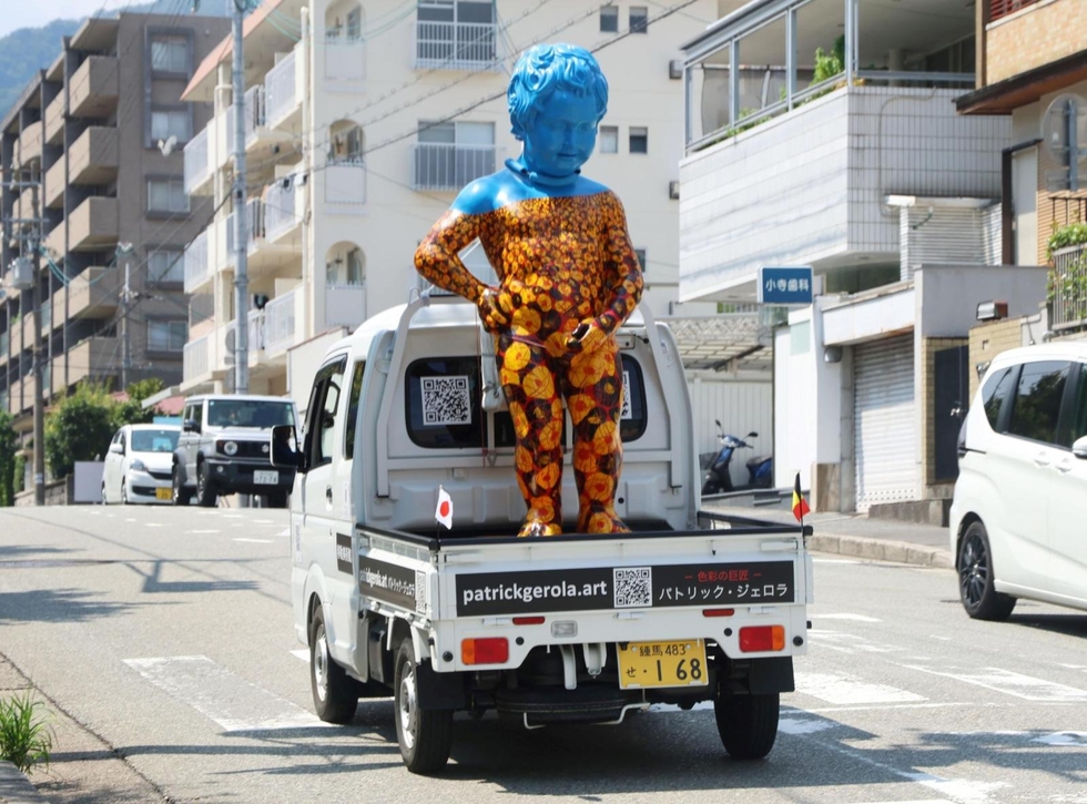 見かけたら思わずにっこり、軽トラックに巨大小便小僧 8月31日まで兵庫