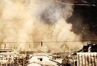 １９４５年８月５～６日の空襲で燃える鳴尾村の一帯（浜脇古老の会提供）