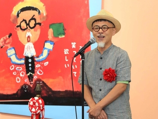 内覧会で思いを語る長谷川義史さん＝尼崎市昭和通２