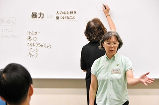 子どもを暴力から守るため、父親たちに語りかける「むこがわＣＡＰ」のメンバーら＝西宮市北口町