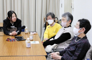 高田芽愛さん（左端）のインタビューを受ける（右端から）中筋喜美子さん、宮本瑤枝さん、柏原佐紀子さんの３姉妹＝鳴尾高校