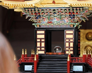 公開された「剱珠」。水晶を納める神殿は江戸時代初期に作られたとされる＝広田神社