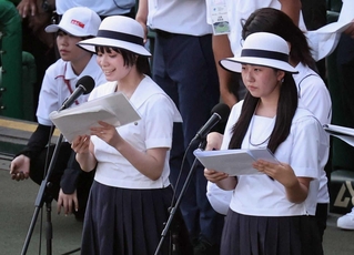 開会式で司会を担当した武庫川女子大学付属高の竹内舞桜さん（手前右）と宮本リリさん（同左）＝西宮市の甲子園球場（撮影・小林良多）