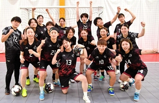 リーグ２連覇を目指すＳＷＨ西宮フットサルクラブの女子チームメンバー＝西宮市山口町船坂