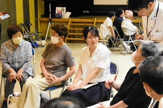 グループ討論で話を聞く高校生平和大使メンバーの小浜菫花さん（中央）＝尼崎市潮江１