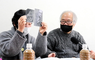 阪神大空襲で亡くなった帆足壽子さんと眞木子さんの写真を紹介しながらインタビューに答える帆足真人さん（右）と妻慶子さん＝鳴尾高校