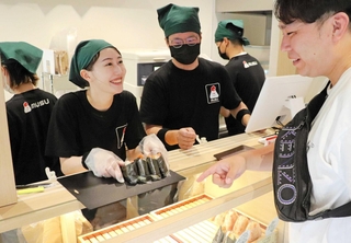 プレオープン初日から多くの人でにぎわった「ムス」＝西宮市池田町