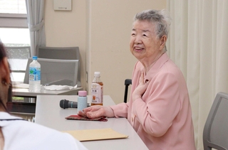 平和の大切さについて語る岡邊好子さん＝宝塚市末広町