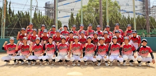 全国大会に初出場する西宮ベルズの選手ら＝西宮市西宮浜４