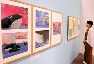 想像力をかき立てる作品が並ぶ会場＝西宮市中浜町