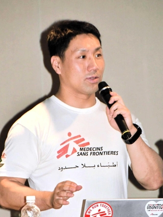 スーダンでの経験を伝える野間口侑基さん＝西宮市北口町