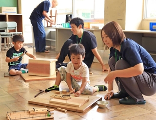 体験会で木工に取り組む子どもら＝猪名川町笹尾