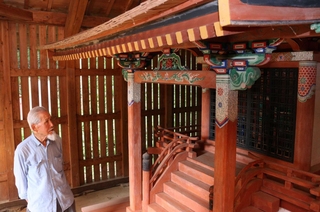 国の重要文化財に指定されている戸隠神社の本殿を眺める車周太郎さん＝猪名川町肝川