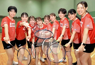並んでポーズを取る三菱電機ダイヤモンドウイングスの選手たち＝尼崎市塚口本町６（撮影・吉田敦史）