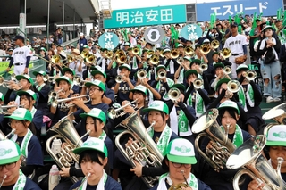 沖縄尚学の応援をする市立尼崎高校の吹奏楽部員ら＝西宮市甲子園町（撮影・潮海陽香）