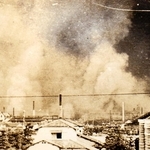 １９４５年８月５～６日の空襲で燃える鳴尾村の一帯（浜脇古老の会提供）