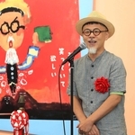 内覧会で思いを語る長谷川義史さん＝尼崎市昭和通２