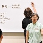 子どもを暴力から守るため、父親たちに語りかける「むこがわＣＡＰ」のメンバーら＝西宮市北口町