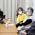高田芽愛さん（左端）のインタビューを受ける（右端から）中筋喜美子さん、宮本瑤枝さん、柏原佐紀子さんの３姉妹＝鳴尾高校